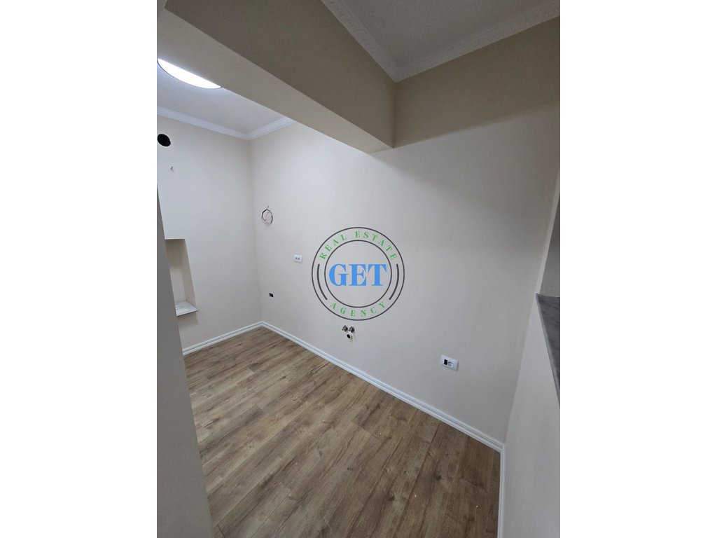 Shitet, Apartament 2+1 Rruga e Portit, Durres.