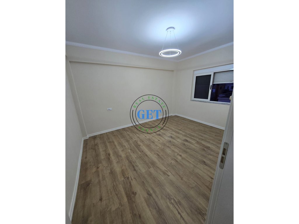 Shitet, Apartament 2+1 Rruga e Portit, Durres.