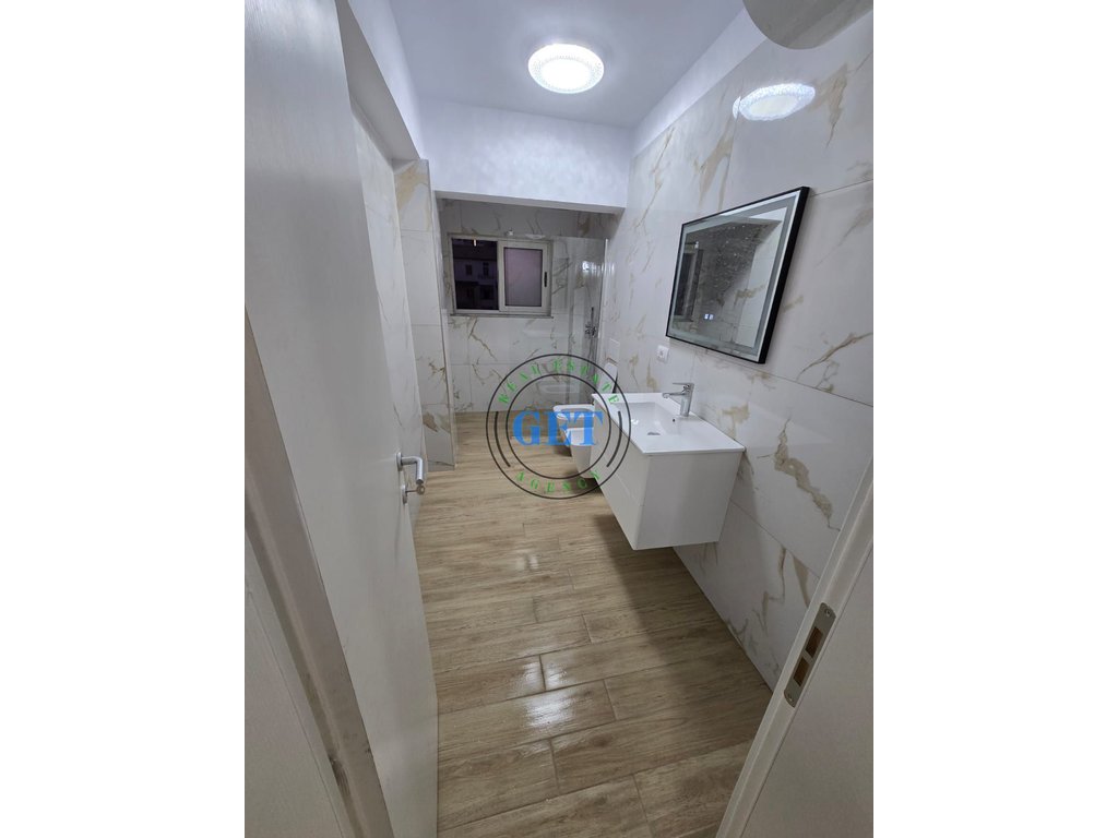 Shitet, Apartament 2+1 Rruga e Portit, Durres.