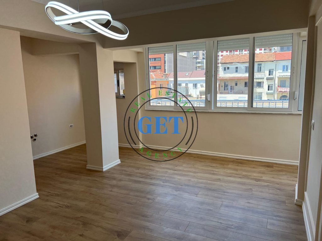 Shitet, Apartament 2+1 Rruga e Portit, Durres.