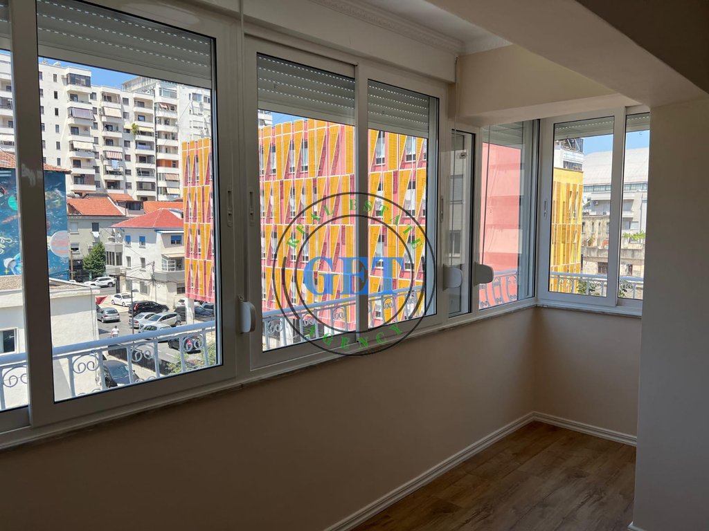 Shitet, Apartament 2+1 Rruga e Portit, Durres.
