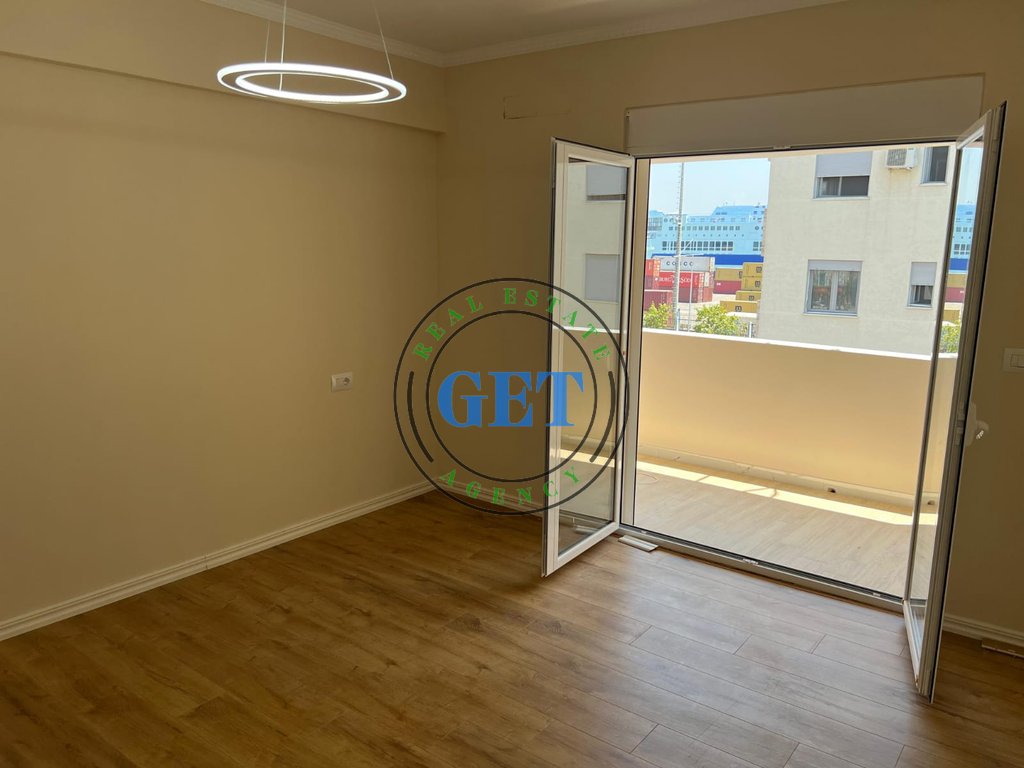 Shitet, Apartament 2+1 Rruga e Portit, Durres.