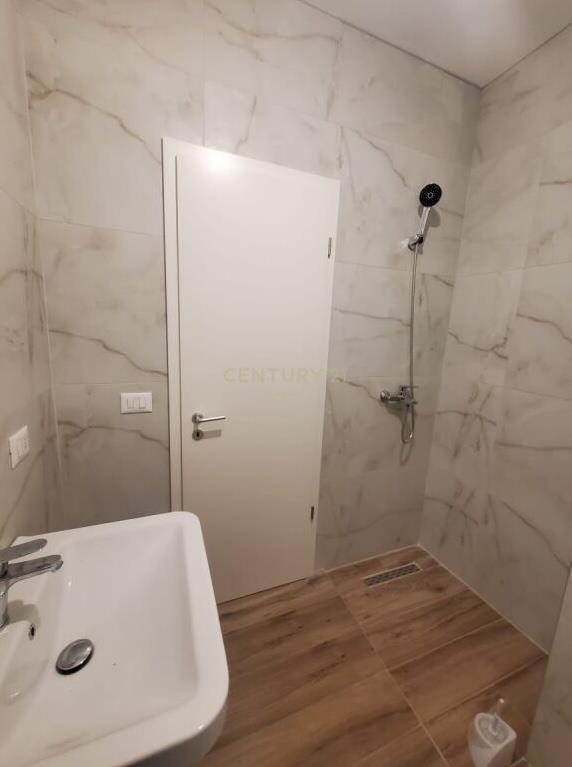 Jepet Me Qira Zyre Apartament 3+1 Tek 21 Dhjetori €600