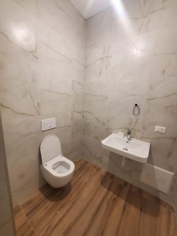 Jepet Me Qira Zyre Apartament 3+1 Tek 21 Dhjetori €600