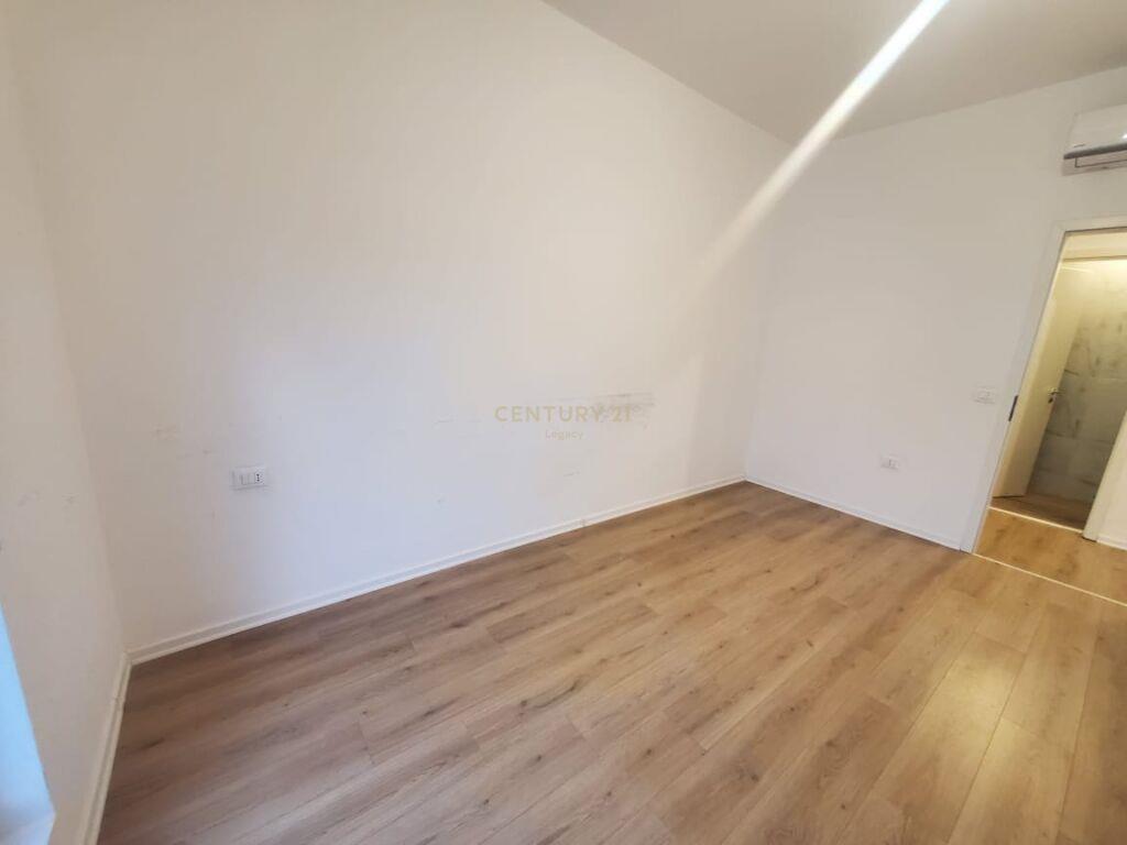 Jepet Me Qira Zyre Apartament 3+1 Tek 21 Dhjetori €600