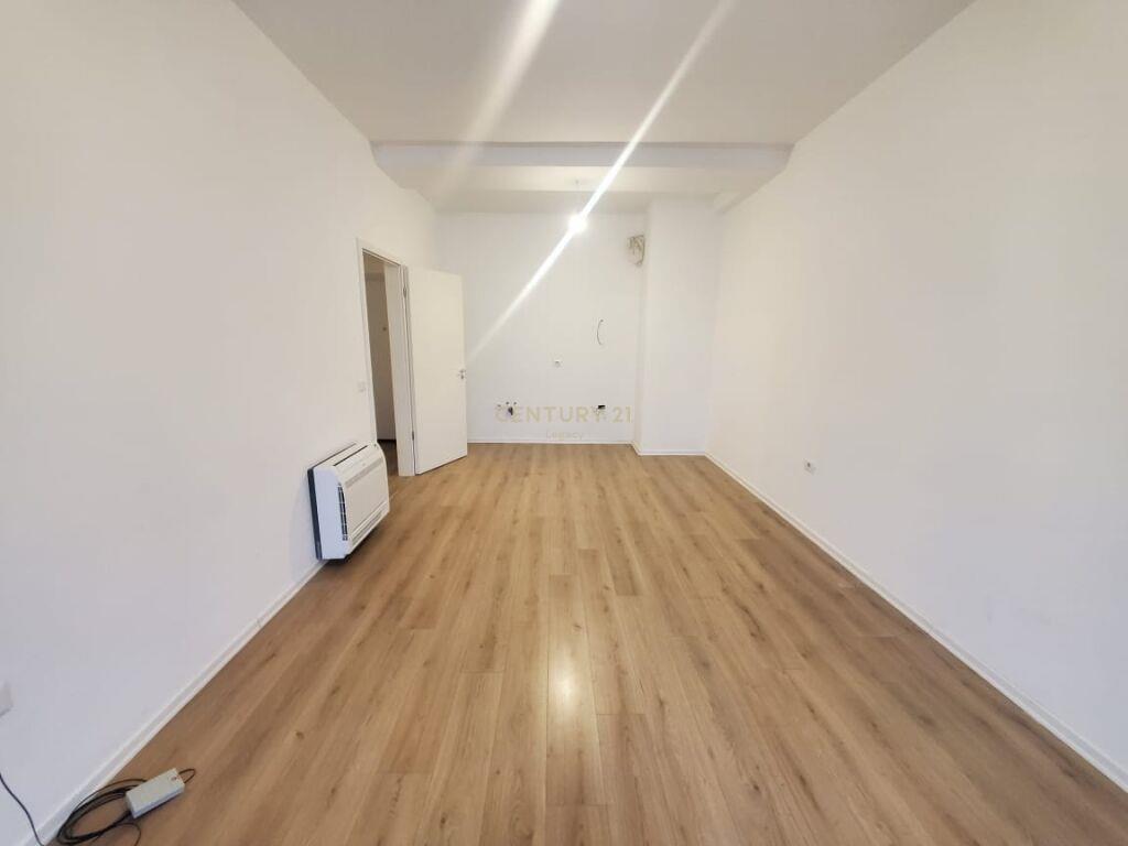 Jepet Me Qira Zyre Apartament 3+1 Tek 21 Dhjetori €600