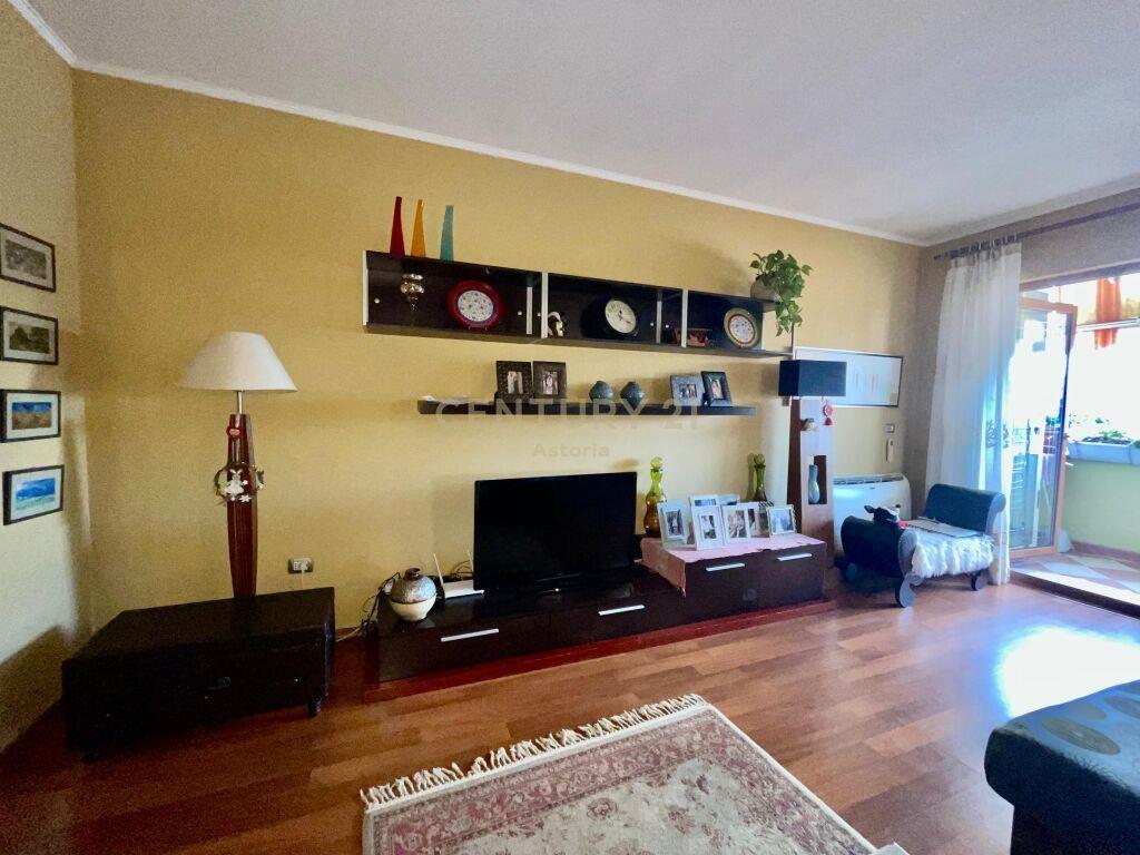 Jepet Me Qira Apartament 2+1+2 Tek Pazari i Ri Me € 800
