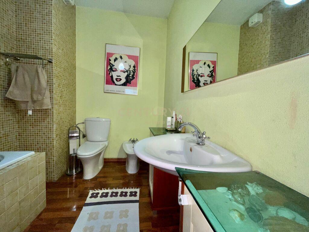 Jepet Me Qira Apartament 2+1+2 Tek Pazari i Ri Me € 800