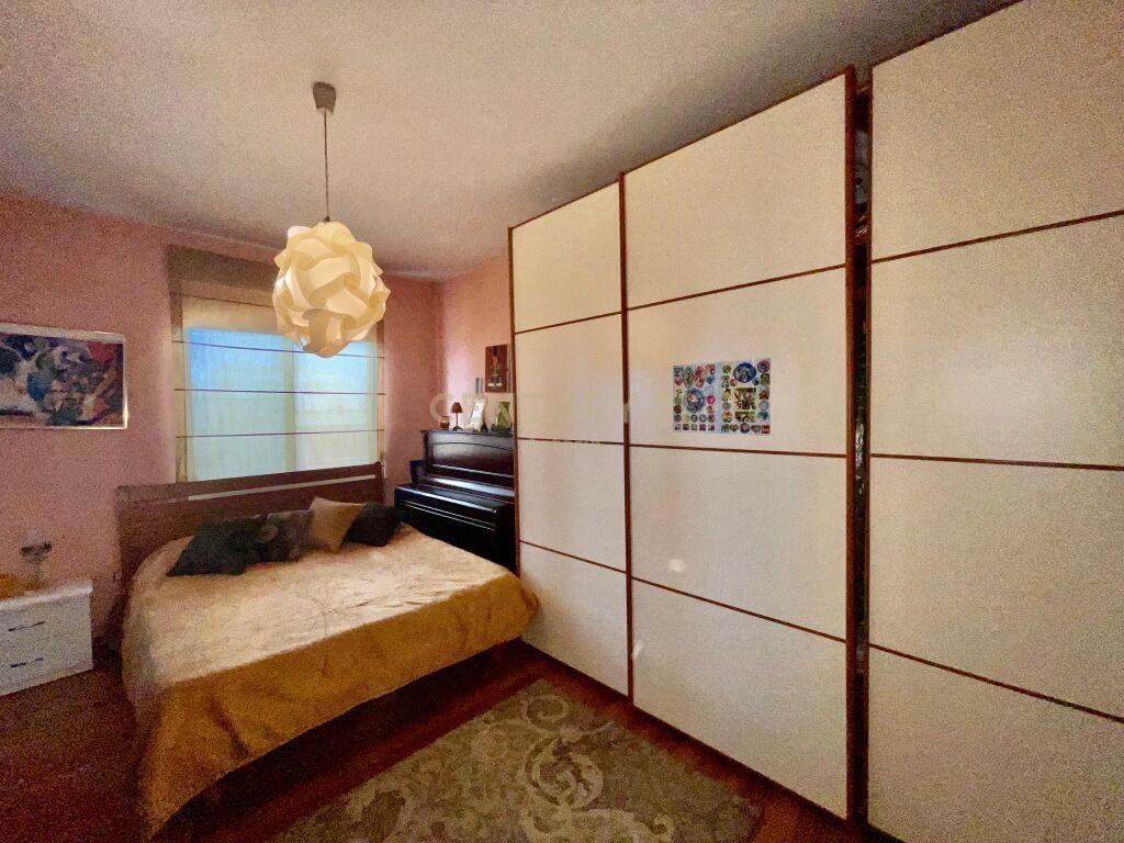 Jepet Me Qira Apartament 2+1+2 Tek Pazari i Ri Me € 800