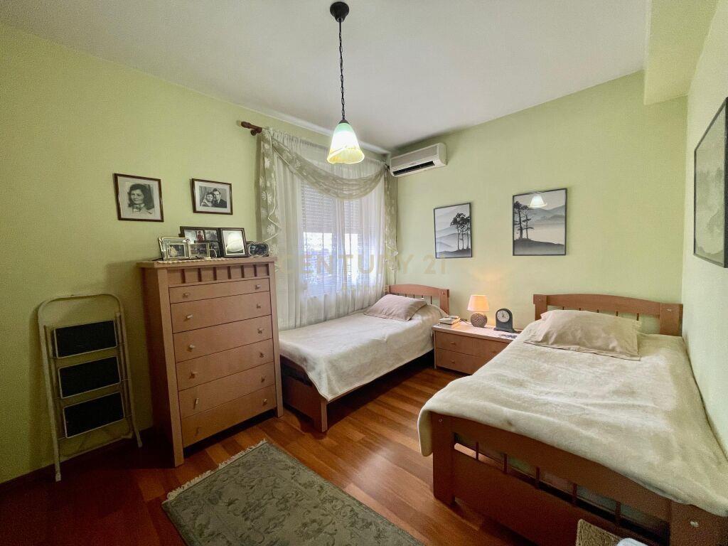 Jepet Me Qira Apartament 2+1+2 Tek Pazari i Ri Me € 800
