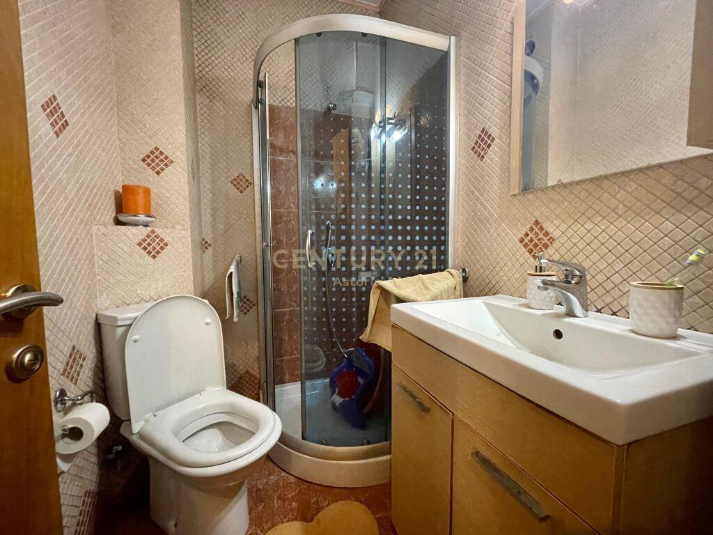 Jepet Me Qira Apartament 2+1+2 Tek Pazari i Ri Me € 800