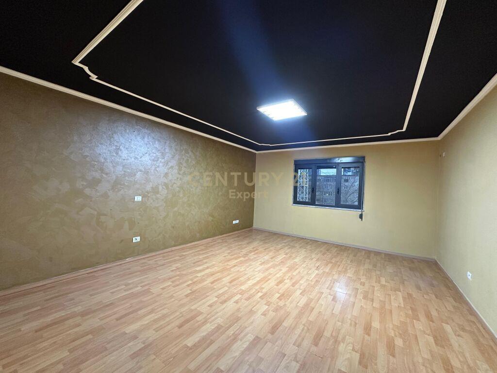 JEPET ME QIRA APARTAMENT 3+1+2 NE QENDER