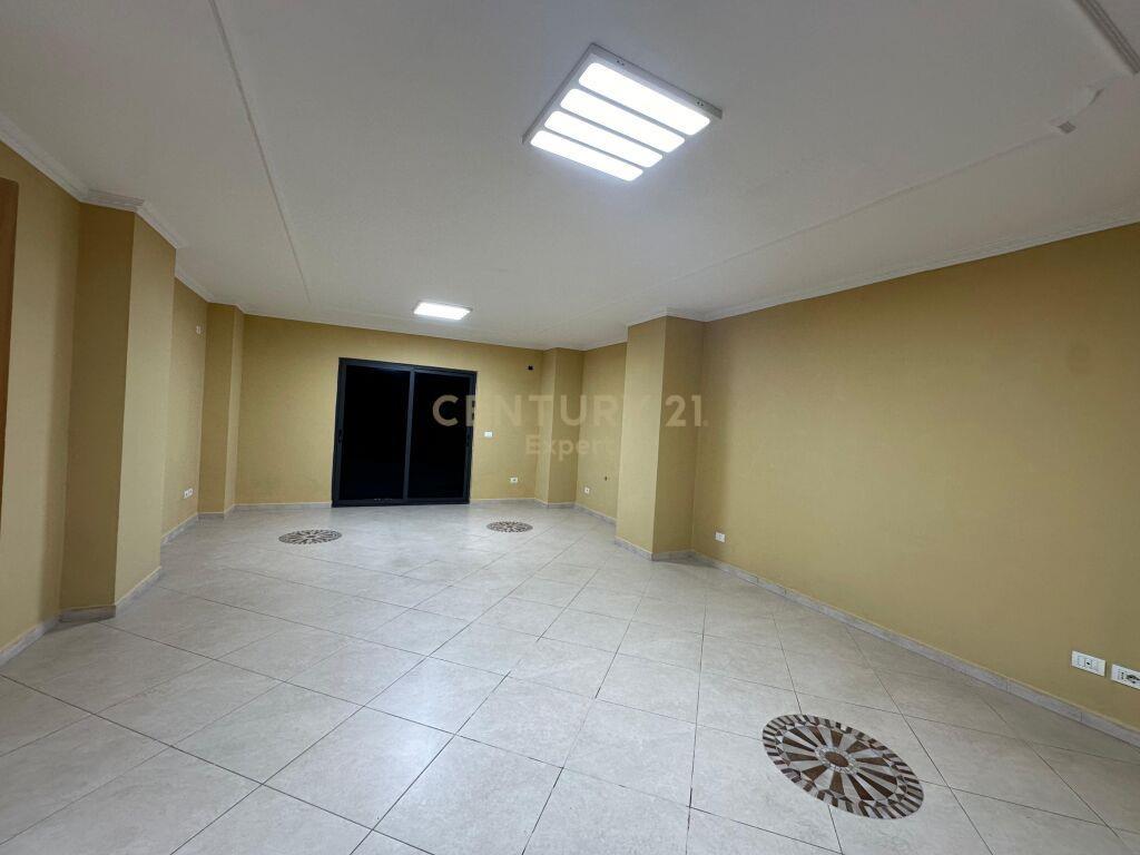 JEPET ME QIRA APARTAMENT 3+1+2 NE QENDER