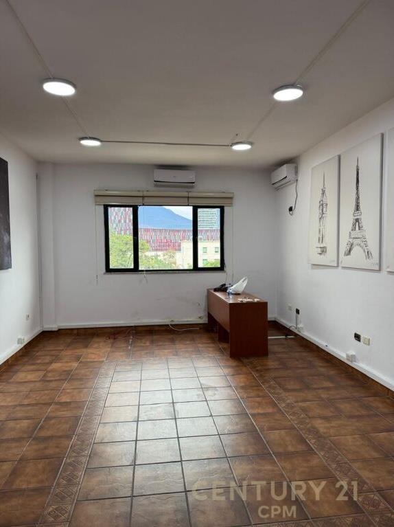 Jepet Me Qira Zyrë 156 m2 Ne Bllok € 750