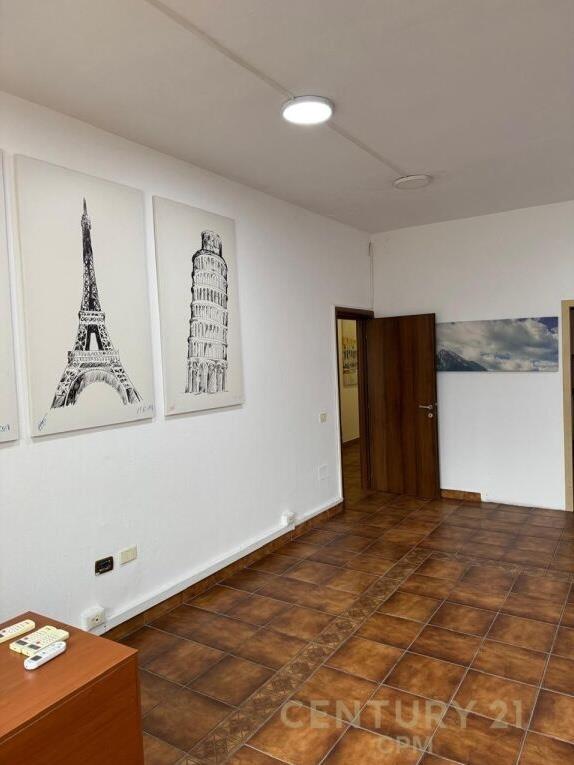 Jepet Me Qira Zyrë 156 m2 Ne Bllok € 750