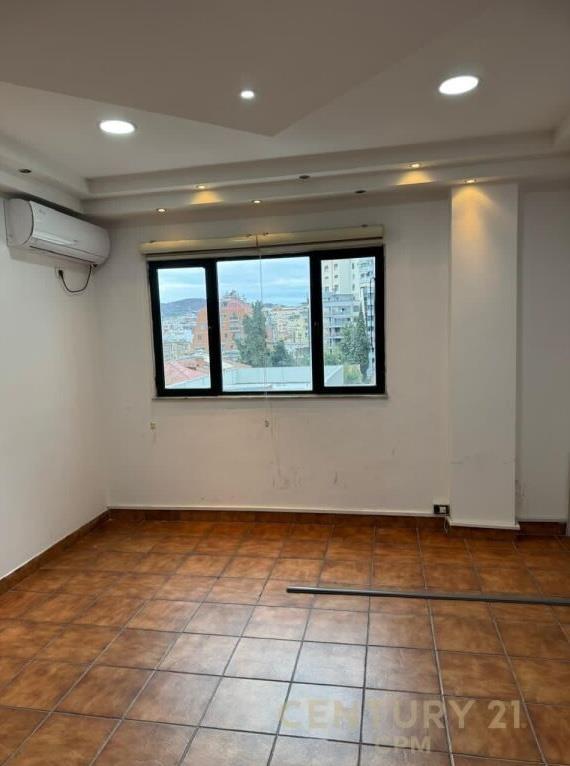 Jepet Me Qira Zyrë 156 m2 Ne Bllok € 750
