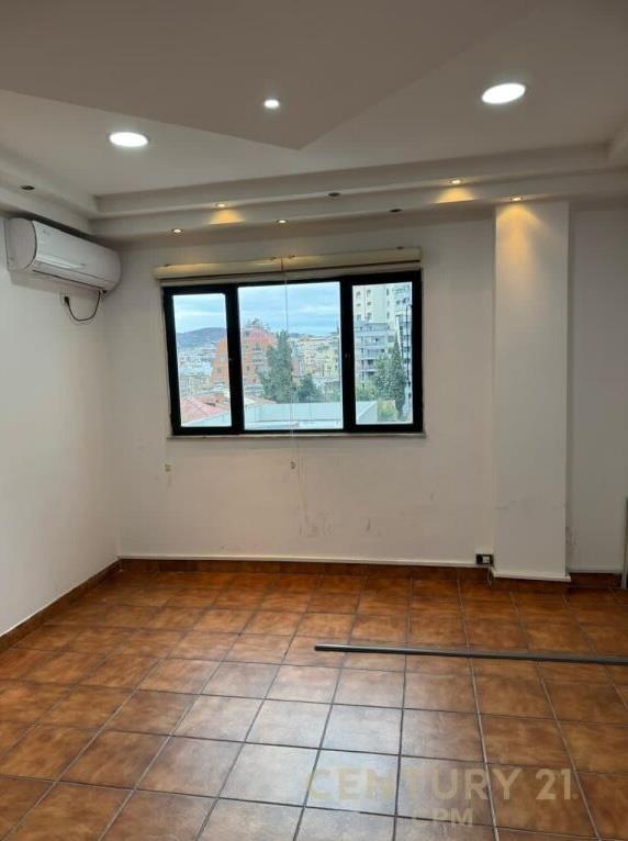 Jepet Me Qira Zyrë 156 m2 Ne Bllok € 750
