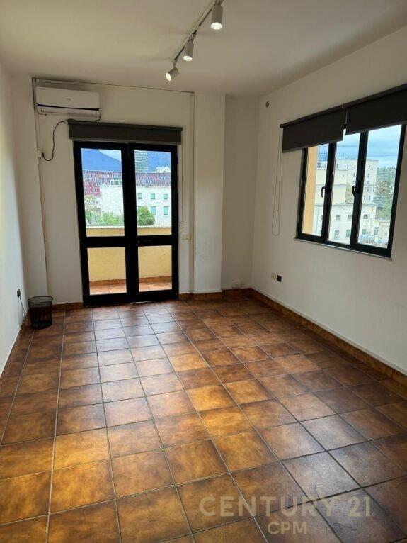 Jepet Me Qira Zyrë 156 m2 Ne Bllok € 750