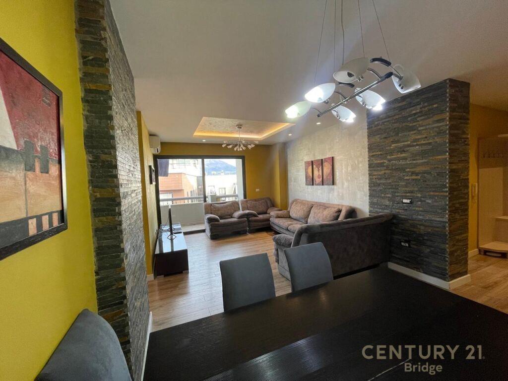 Jepet Me Qira Apartament 3+1+2 Tek Rruga e Kosovareve €950