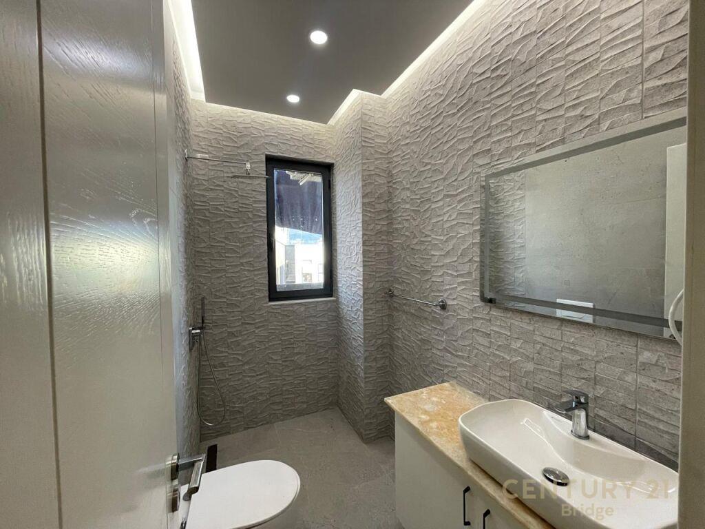 Jepet Me Qira Apartament 3+1+2 Tek Rruga e Kosovareve €950