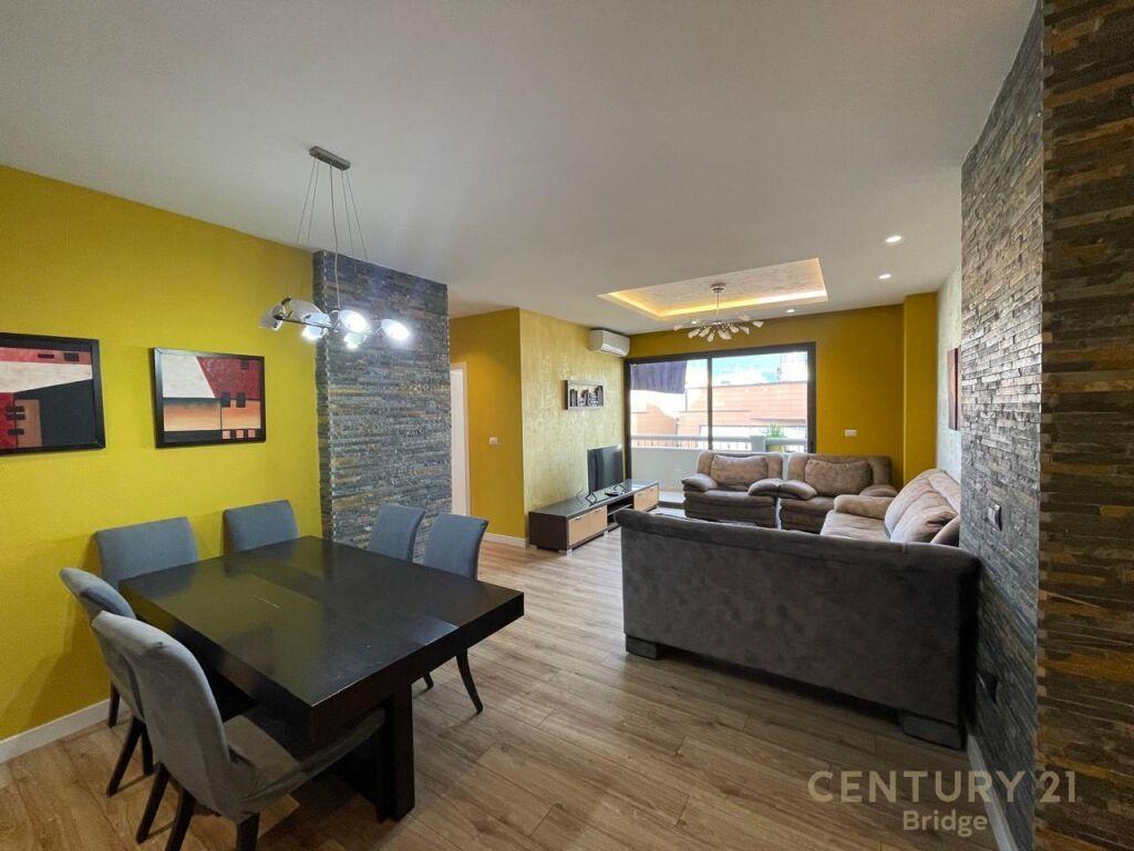 Jepet Me Qira Apartament 3+1+2 Tek Rruga e Kosovareve €950