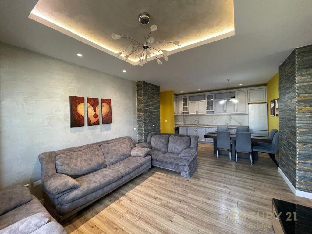 Jepet Me Qira Apartament 3+1+2 Tek Rruga e Kosovareve €950