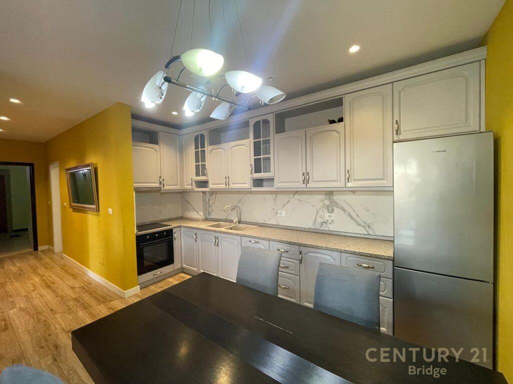 Jepet Me Qira Apartament 3+1+2 Tek Rruga e Kosovareve €950