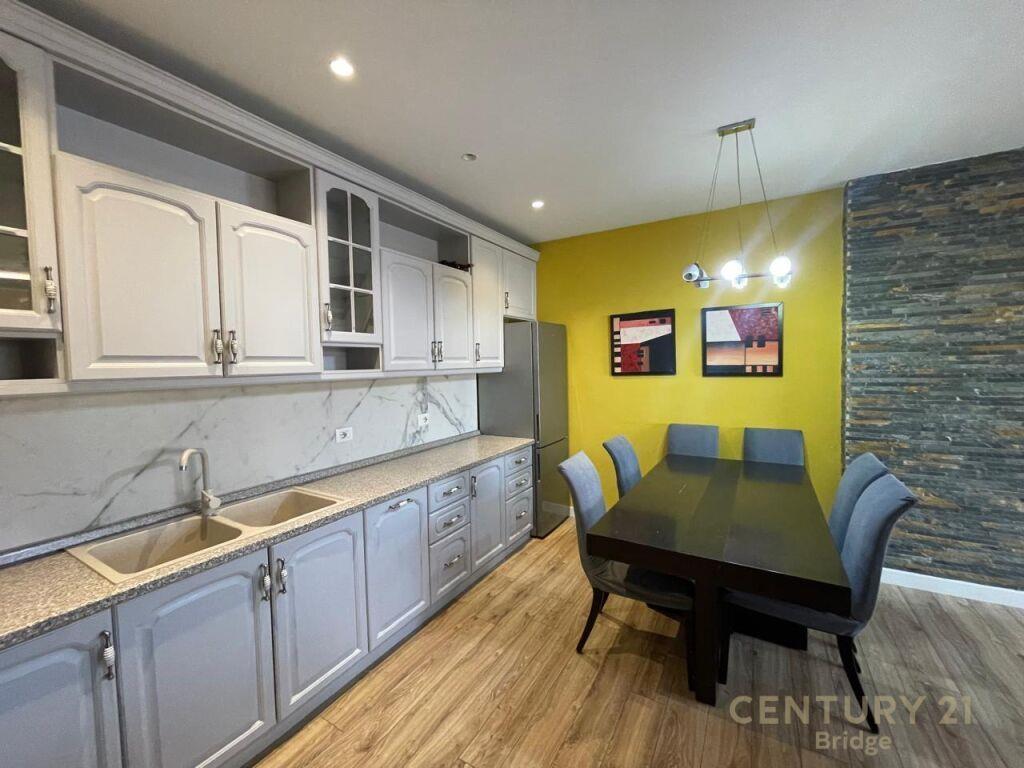 Jepet Me Qira Apartament 3+1+2 Tek Rruga e Kosovareve €950