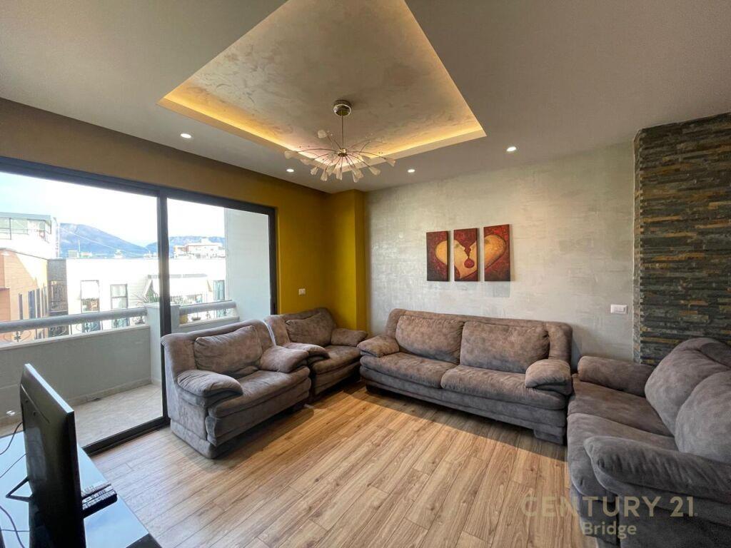 Jepet Me Qira Apartament 3+1+2 Tek Rruga e Kosovareve €950