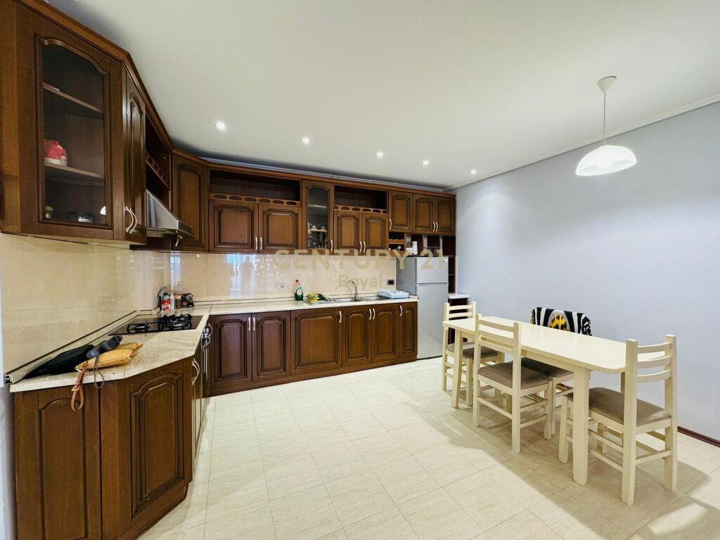 Jepet Me Qira Apartament 2+1 Tek Sami Frasheri € 800 ne muaj