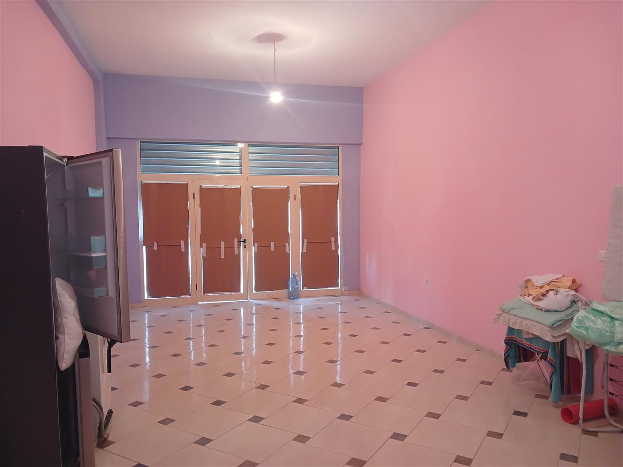 Super Dyqan me Qera. Kisha Ortodokse