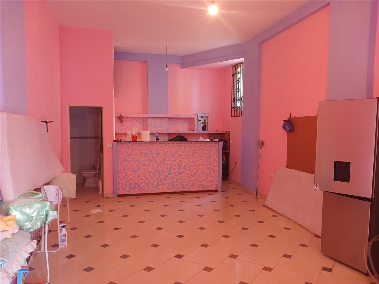 Super Dyqan me Qera. Kisha Ortodokse