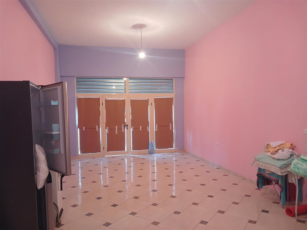 Super Dyqan me Qera. Kisha Ortodokse