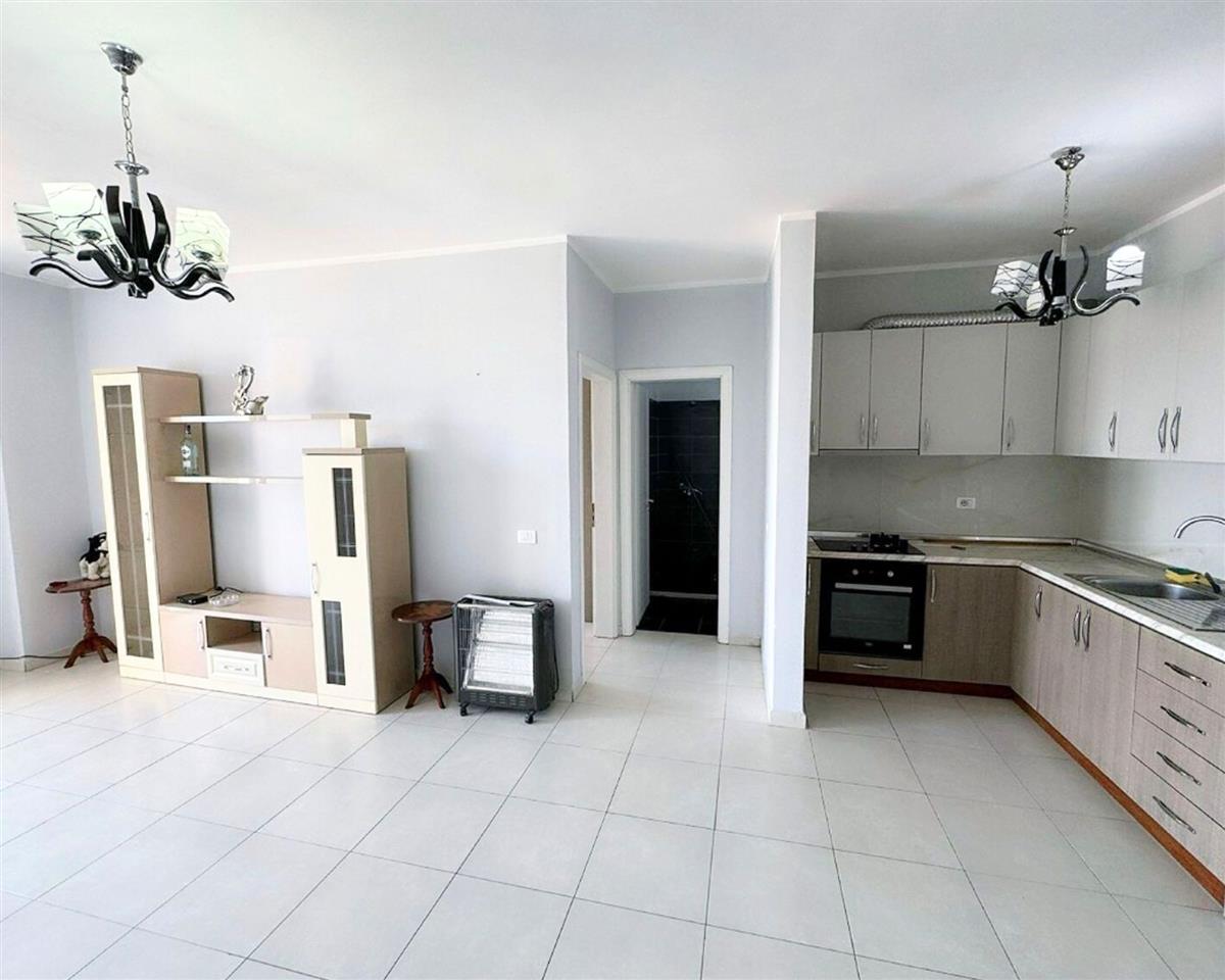 Kavaje, apartament 1+1,pallat I ri,shetitorja”Josif Budo”.