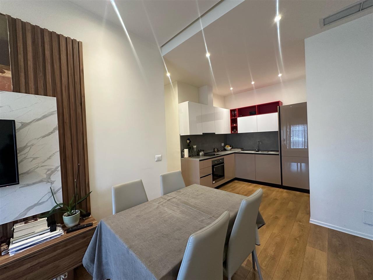 Jepet apartament me qera 2+1 Tek Komuna Parisit !