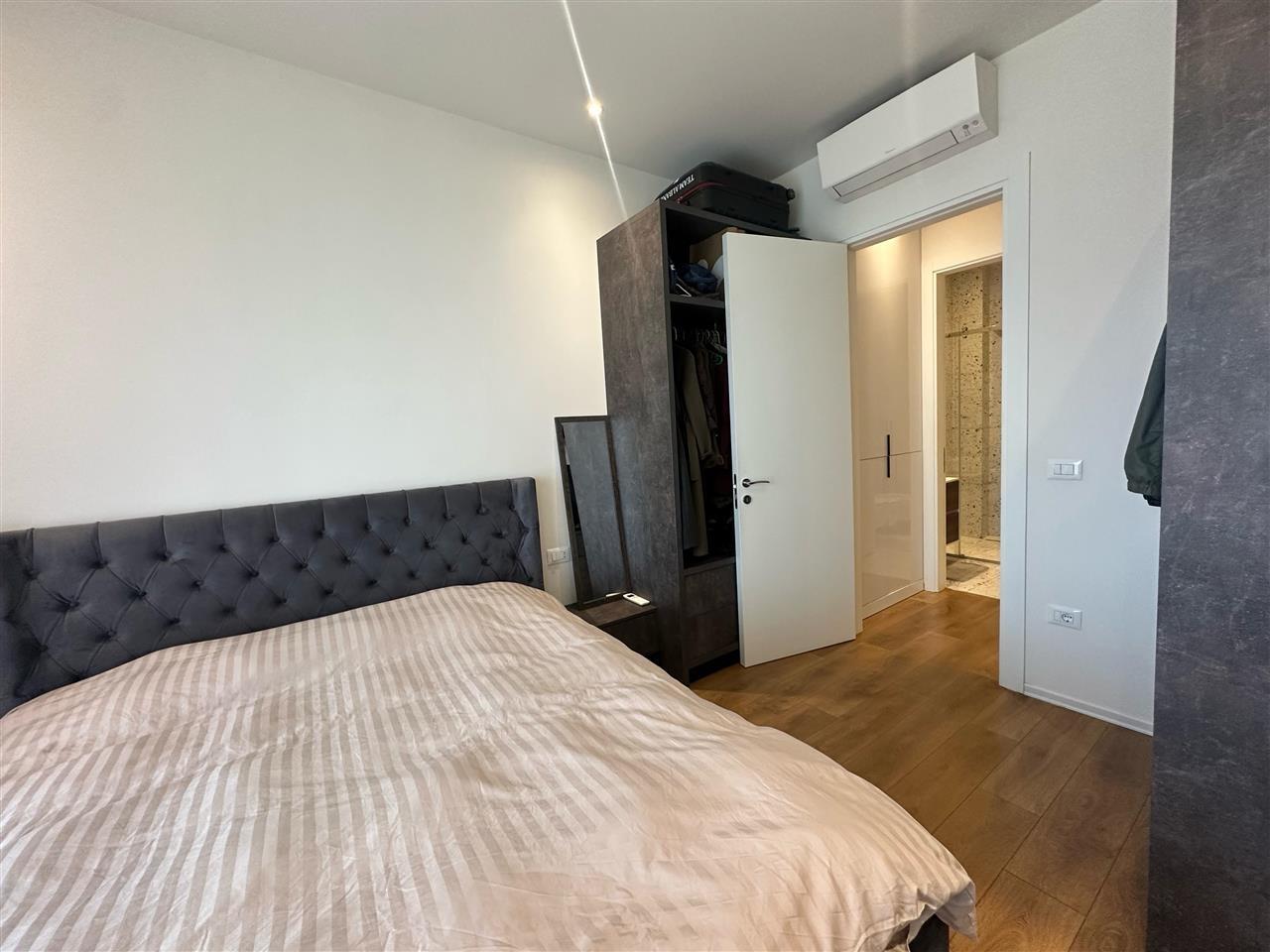 Jepet apartament me qera 2+1 Tek Komuna Parisit !