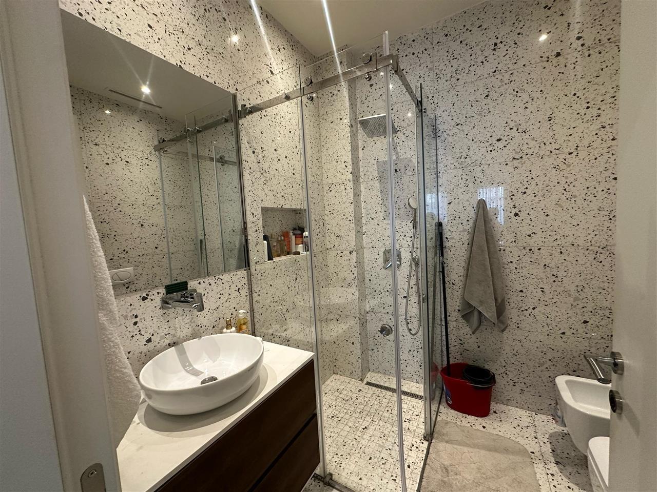 Jepet apartament me qera 2+1 Tek Komuna Parisit !