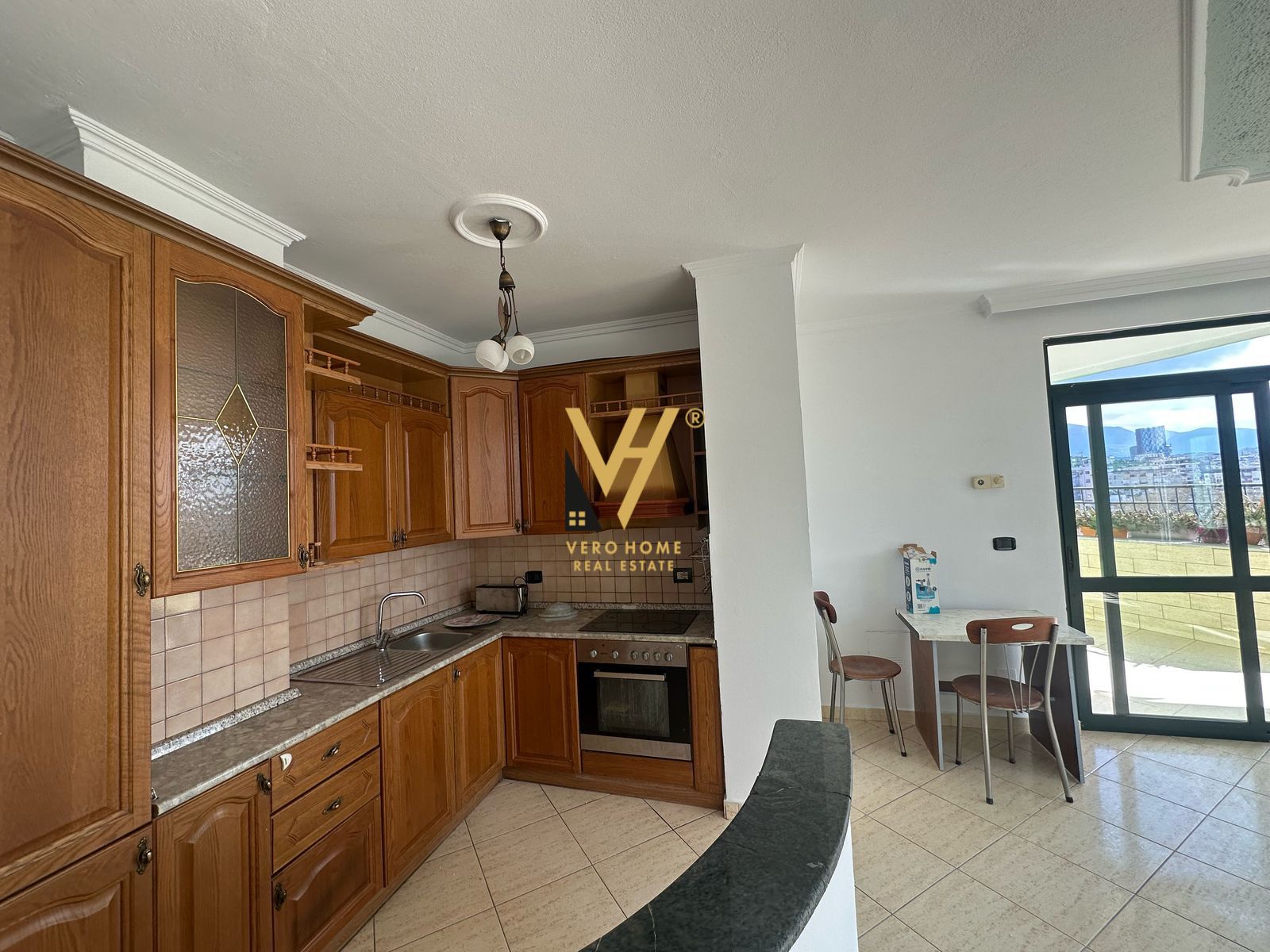 ZYRE 121M2 ME QERA TE ISH EKSPOZITA 800 EURO