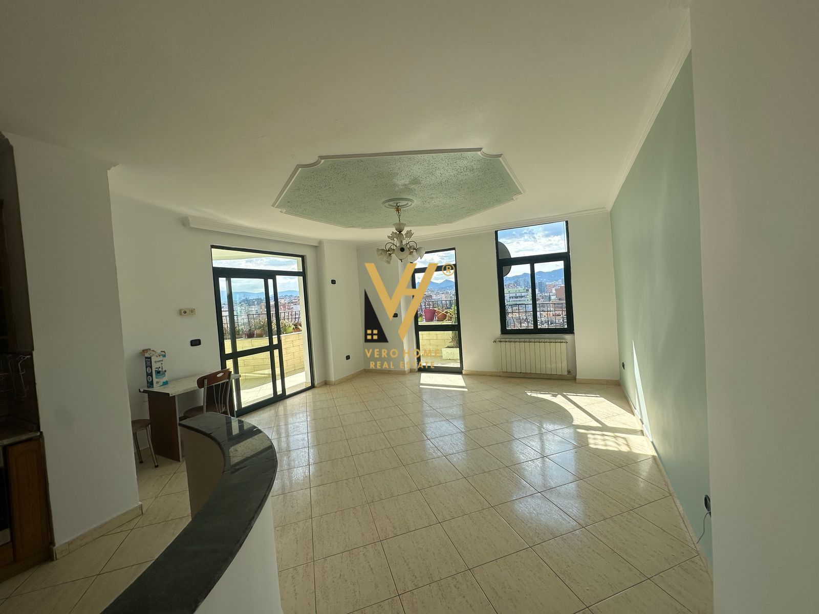 ZYRE 121M2 ME QERA TE ISH EKSPOZITA 800 EURO