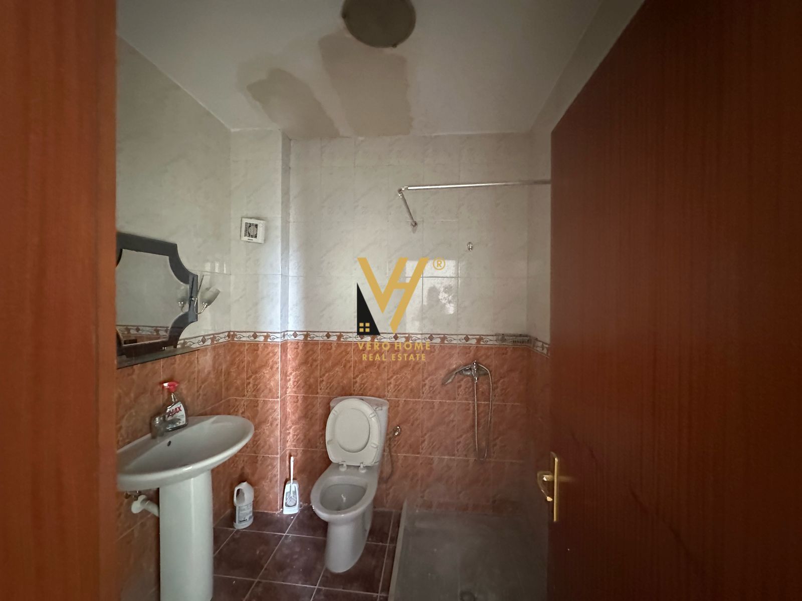 ZYRE 121M2 ME QERA TE ISH EKSPOZITA 800 EURO