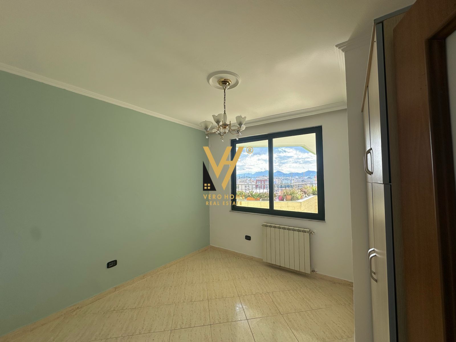 ZYRE 121M2 ME QERA TE ISH EKSPOZITA 800 EURO