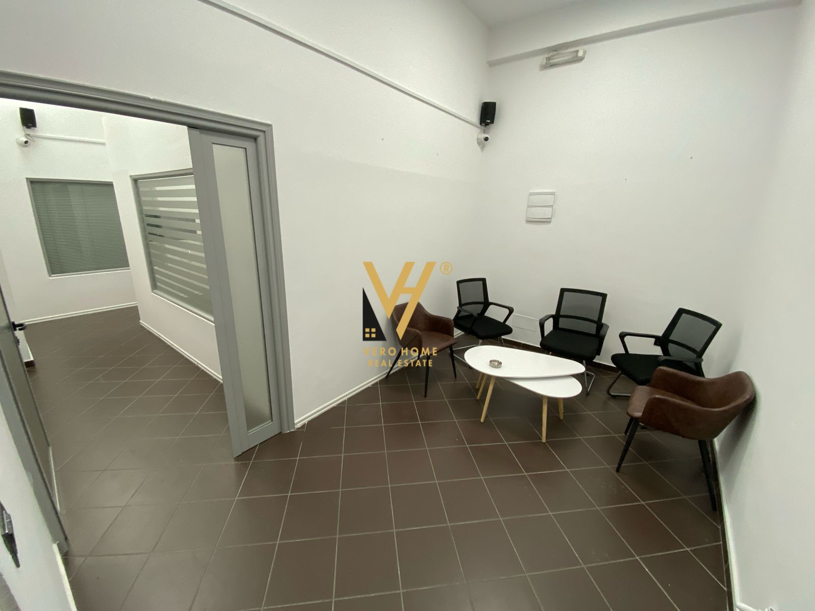 ZYRE 300 M2 ME QERA TE KOMUNA E PARISIT 2.850 EURO