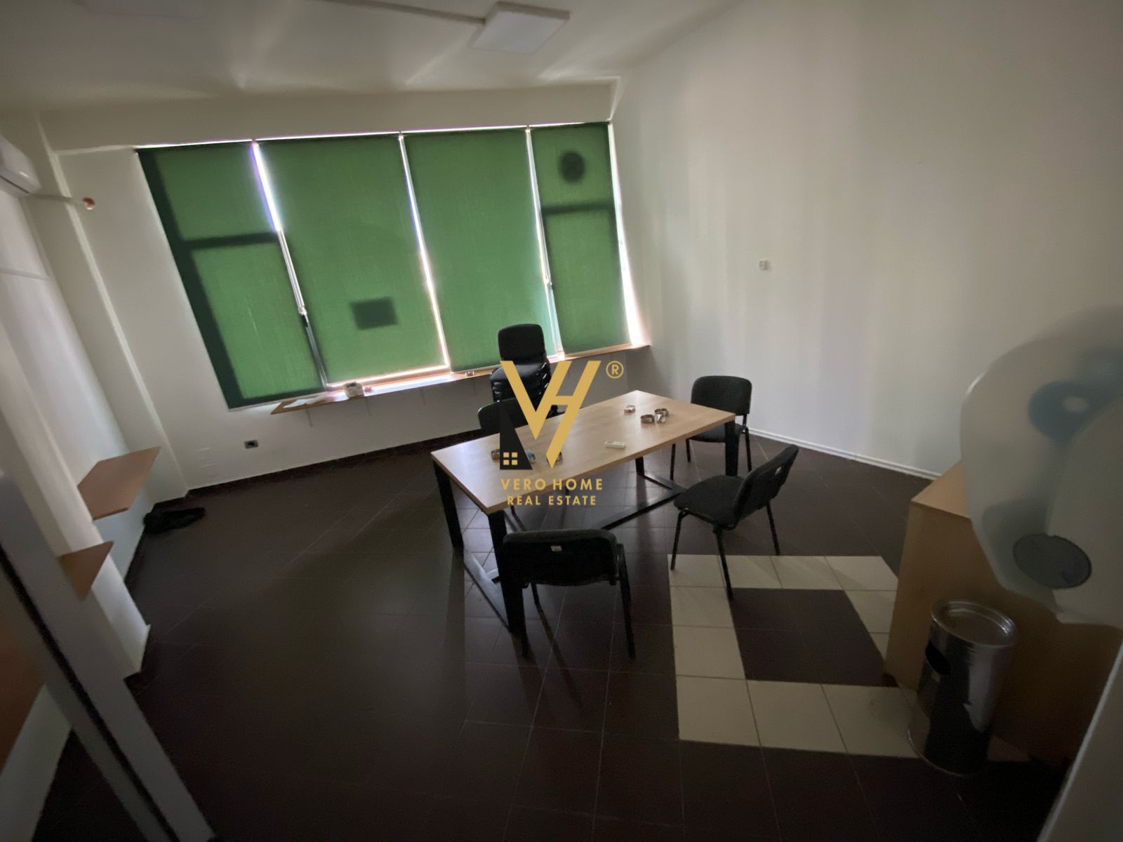 ZYRE 300 M2 ME QERA TE KOMUNA E PARISIT 2.850 EURO