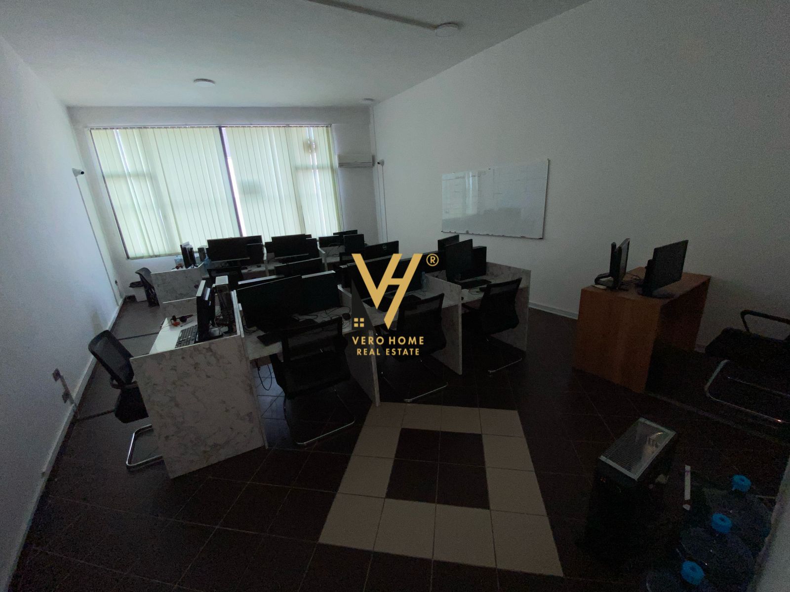 ZYRE 300 M2 ME QERA TE KOMUNA E PARISIT 2.850 EURO