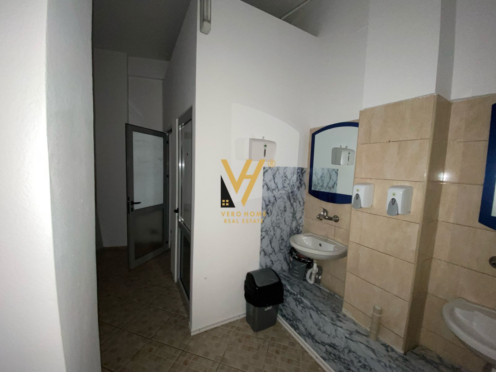 ZYRE 300 M2 ME QERA TE KOMUNA E PARISIT 2.850 EURO