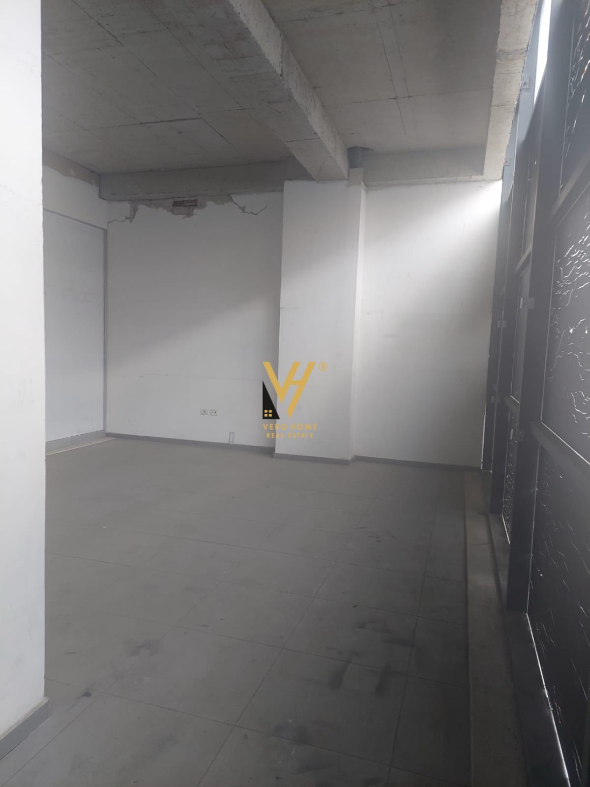 ZYRE 105 M2 ME QERA TE KOMUNA E PARISIT 1.000 EURO