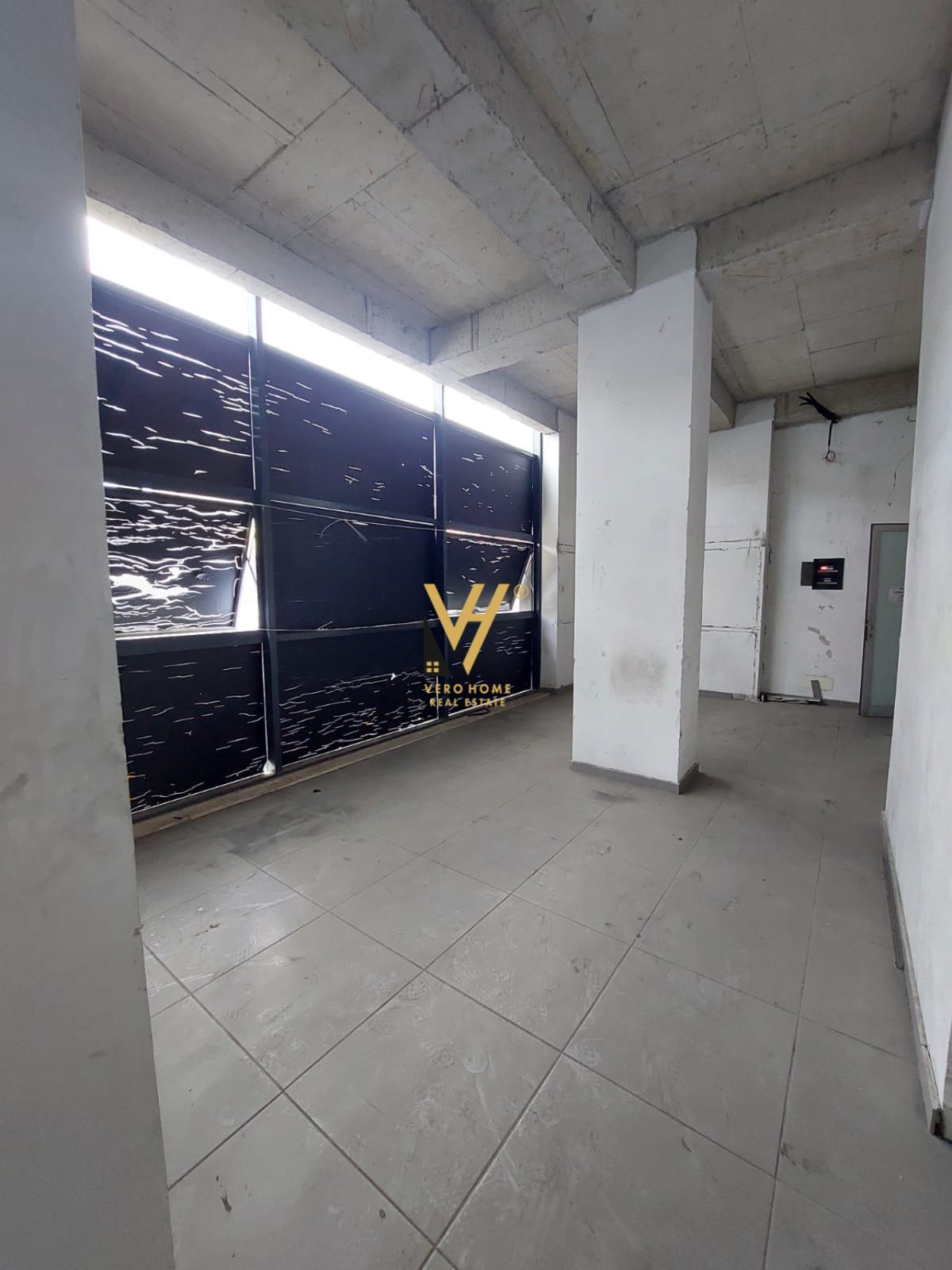 ZYRE 105 M2 ME QERA TE KOMUNA E PARISIT 1.000 EURO