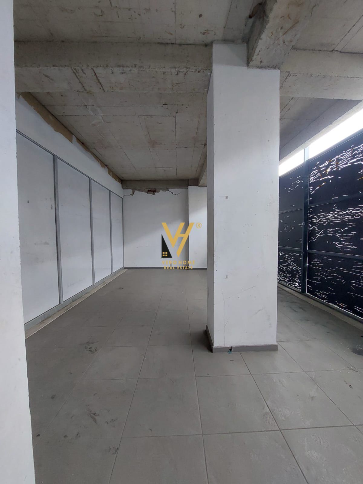 ZYRE 105 M2 ME QERA TE KOMUNA E PARISIT 1.000 EURO