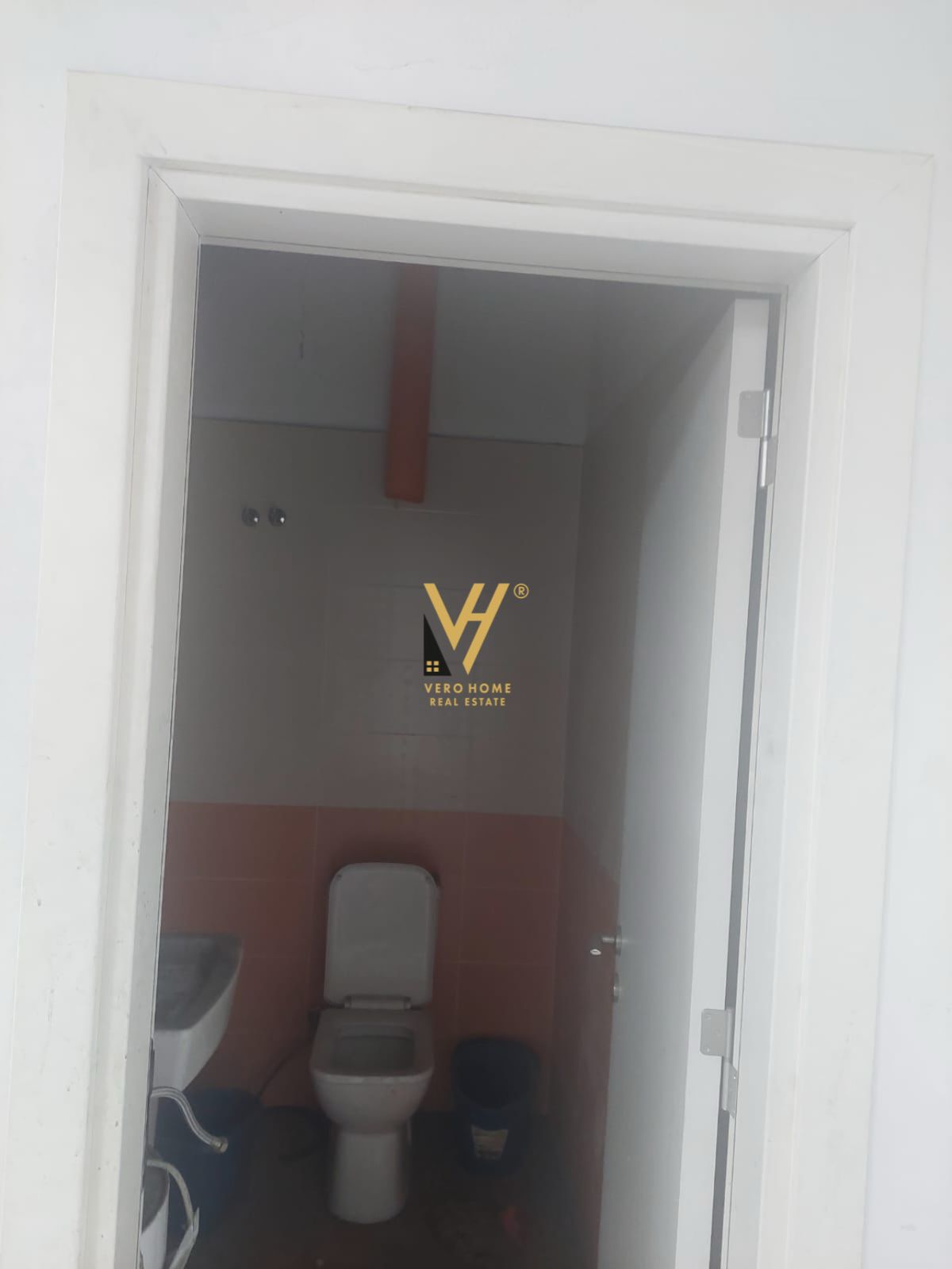 ZYRE 105 M2 ME QERA TE KOMUNA E PARISIT 1.000 EURO