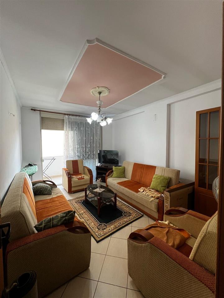 Jepet apartament me qera 1+1 .